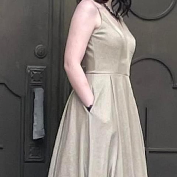 Prom dress-size 1 Gold glitter has pockets - Picture 3 of 3